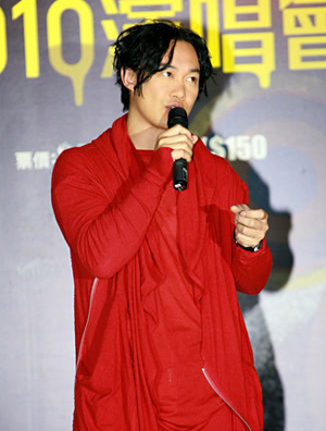 陈奕迅大红衫配球鞋造型抢眼 宣布个唱再加三场