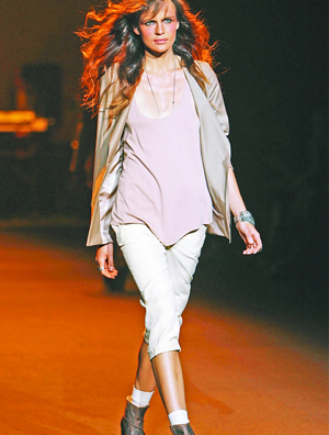 T台刮起踝色高跟鞋风潮