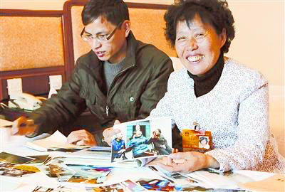 为总理送鞋垫村支书买4套千元服装参加两会