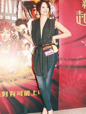 梁咏琪穿长衫高跟宣传活动 收99支玫瑰无动于衷