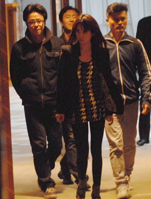 蔡依林穿高跟短裙外出 跟班近十人似女王出巡