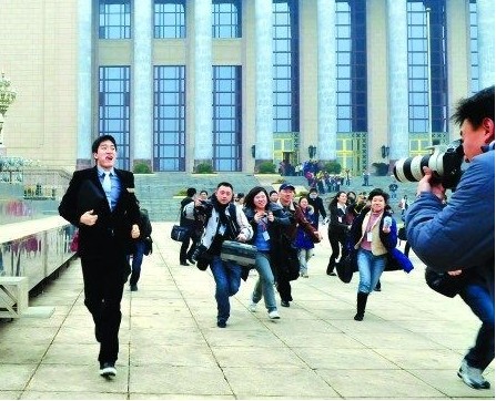 刘翔开两会被记者狂追鞋被踩掉