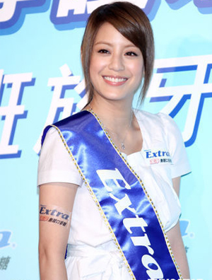 江语晨穿长裙高跟鞋代言 避谈周董绯闻