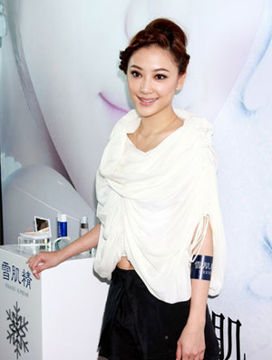 Ó¦²É¶ù´©ºìЬÐÄÇéºÃ ³öϯ»î¶¯ÆØ²»Ï°¹ß±»½Ð¡°³ÂÌ«¡±