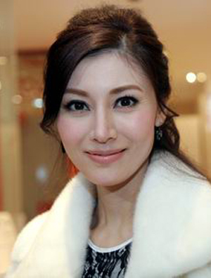 李嘉欣穿大衣配平底鞋代言日赚600万