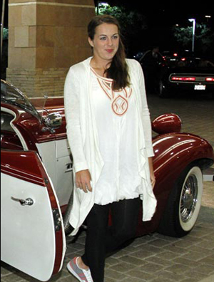 巴黎银行赛球员派对 礼服搭配运动鞋