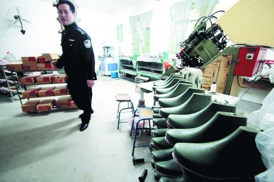 Ȫ����ǹ����־ֲ��һ��ð��Ь�����ѵ�