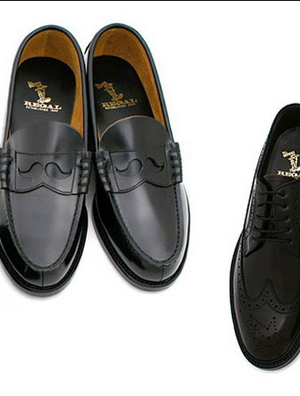 Mr. Bathing Ape联名REGAL雕花绅士皮鞋亮相