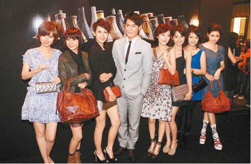 古天乐西装鞋服出席活动 嫩模、女星伴左右