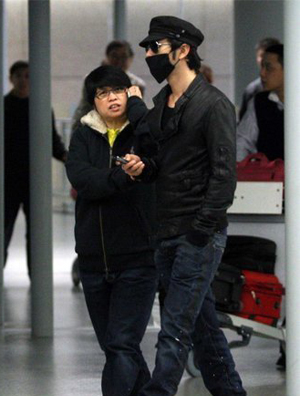 黄晓明穿潮鞋口罩墨镜 造型夸张星味十足