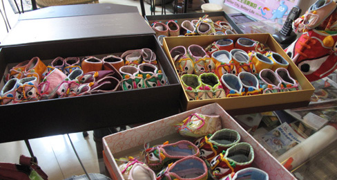 40双“虎头鞋”为增进中外文化交流互动