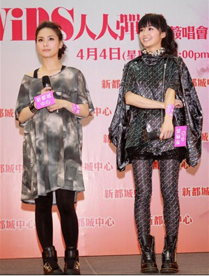 Twins黑色休闲鞋开发布会 问及绯闻阿Sa面黑