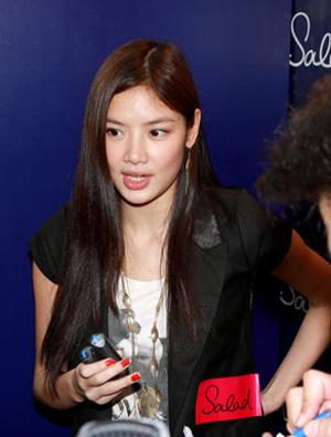 乐基儿穿短裤罗马鞋秀美腿代言 不介意Lisa S.隐婚