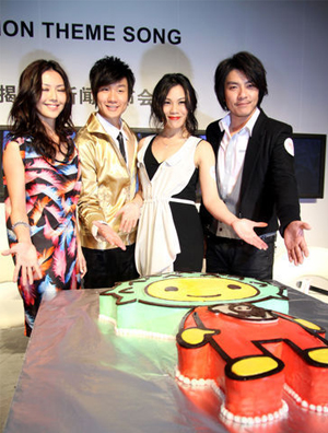 孙燕姿穿印花裙高跟鞋出席MV发布会 与林俊杰热聊