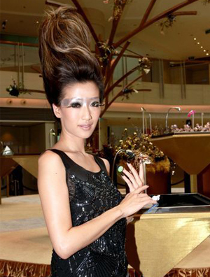 谢婷婷穿黑色短裙高跟鞋妆容妖艳 否认和郑欣宜不和