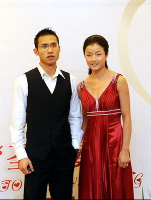 晏紫摆回门宴红色长裙高跟鞋亮相 依偎老公秀恩爱