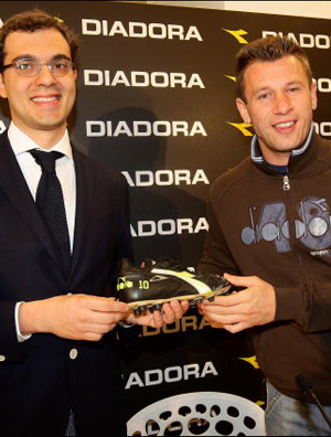 卡萨诺出席新鞋发布会 与合作方展示新款球鞋