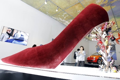 ÊÀ²©»áÉϾÞÐ͸߸úЬÁÁÏàÒâ´óÀû¹Ý