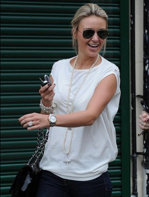 拉德娇妻性感出街 网眼露背装银色高跟鞋惹眼