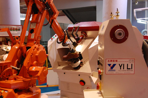 鞋企引进“机器人”自动化生产