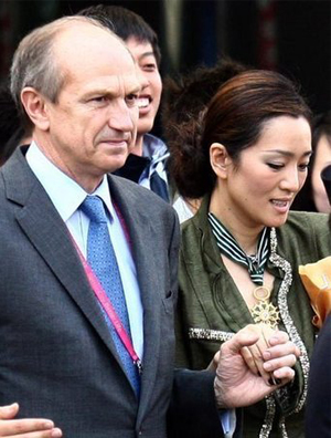 巩俐贴面亲吻阿兰·德隆 穿华服高跟鞋为世博法国馆剪彩