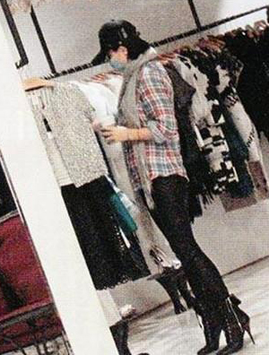 44岁刘嘉玲在中环万元狂扫平底鞋 传花50万人工受孕