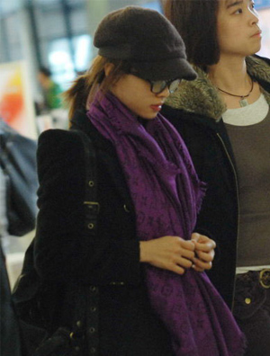 蔡依林穿流苏靴素颜现身机场 工作人员怒指记者