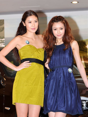 乐基儿与Janice Man穿高跟鞋变身车模 愿为爱子购豪车