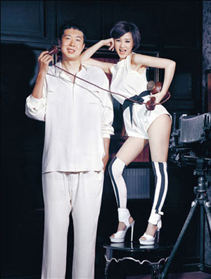 王治郅穿休闲鞋服与阿朵拍写真 片场大秀“恩爱”