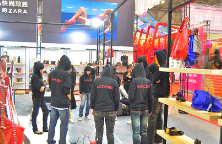 ºà´ï¼¯ÍÅ:ÒýÁìʱÉС°µÍ̼·ç¡±