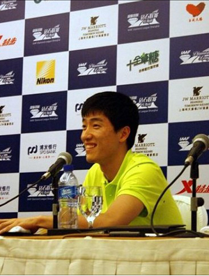 刘翔牵挂汤淼慈善拍卖会 捐签名鞋为老乡出力帮忙