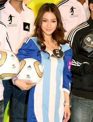 Angelababy穿运动鞋服出席活动 和黄晓明看电影默认恋情