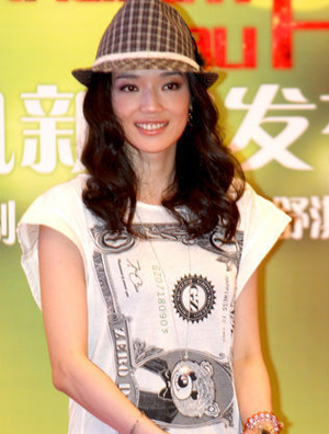 舒淇穿花朵鞋配礼帽出席发布会 和刘烨亲密咬耳语