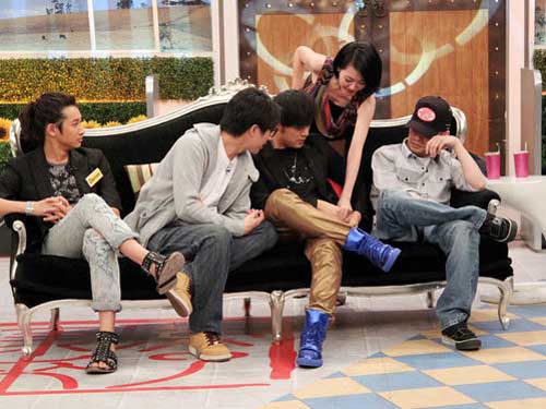 周杰伦蓝色“战靴”上《康熙》不穿内裤遭小S检查