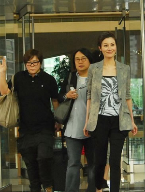 李嘉欣与丈夫现身上海 穿平底鞋被疑有孕在身