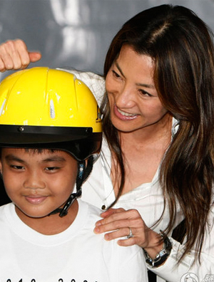 杨紫琼穿着短裙高跟鞋优雅风情 菲律宾推广道路安全