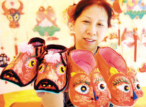 碎布巧拼虎头鞋