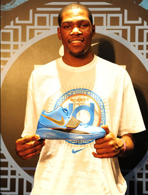 ¶ÅÀ¼ÌØÇ°ÃÅ·¢²¼ÐÂЬ È˳±Ó¿¶¯ºÅÕÙÁ¦¿É¼ûÒ»°ã