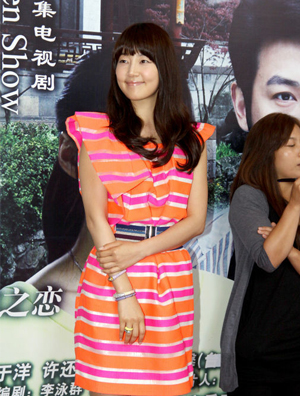 《天堂绣》剧组亮相 韩智慧穿条纹衫高跟鞋现身受追捧