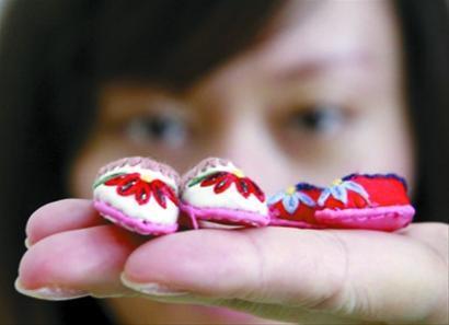 百岁老人巧制拇指绣花鞋