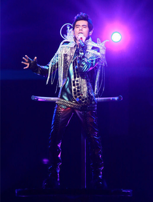 周杰伦穿银色鞋服小巨蛋闪亮开唱 “360度立体呈像”颠覆视觉