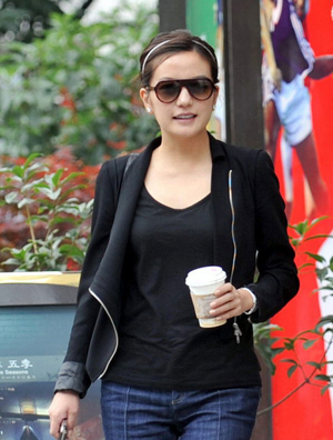 赵薇踩十寸高跟鞋出街 打扮清纯似美少女