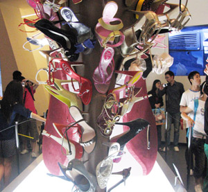 ���ĸ�����������͸��ЬƷ����