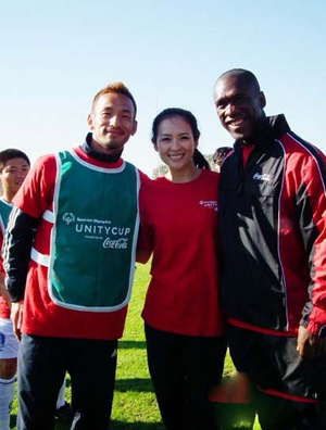 章子怡穿运动鞋服抵南非关爱智障人群 坦言最爱梅西