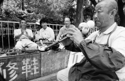 快乐修鞋匠:有活修鞋,没活吹曲