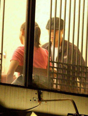 陈冠希穿潮鞋现身上海当街提裤 深夜密会日籍美女