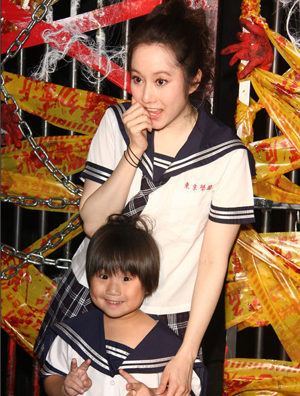 许慧欣穿高筒靴制服和小小彬现身鬼屋 不知郭品超薛凯琪被拍