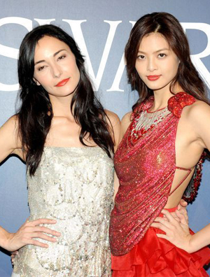 林嘉绮火辣红裙高跟鞋联手lisa.s走秀 大尺度露美背风光无限