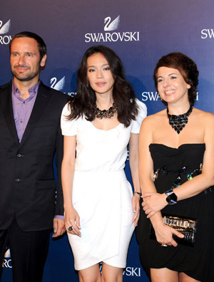 舒淇穿白色短裙高跟鞋失态 与周迅热聊饮酒作乐