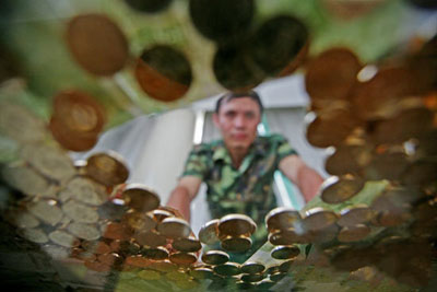 鞋厂工人辞职老板不高兴 结算工资领20斤零钞